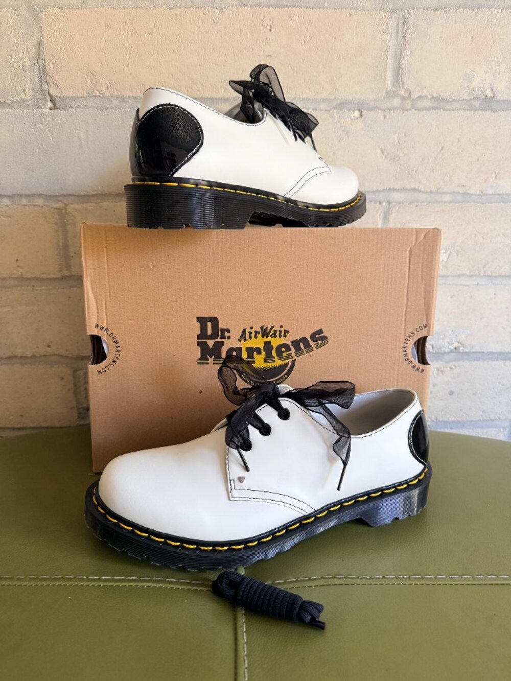 Dr. Martens 1461 Hearts white and black oxford size US W 11 / UK 9 New in box